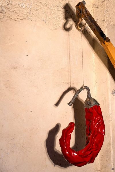 Giuseppe Carta, Capsica Red Light, 2016, resina e bronzo, 4.5 x 1.85 x 0.70 m