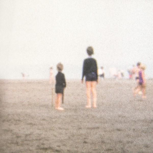 Francesca Catellani, Bambini sulla spiaggia (Rotherham, 1977), fotografia per installazione Memories in Super8, stampa digitale su carta fotografica, cm. 17x17, Galleria Parmeggiani, Reggio Emilia, 2018.
