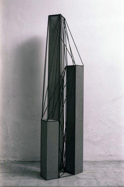 Giuseppe Uncini, Spazi di ferro n. 131, 1992, cemento e ferro, cm 180x45x39