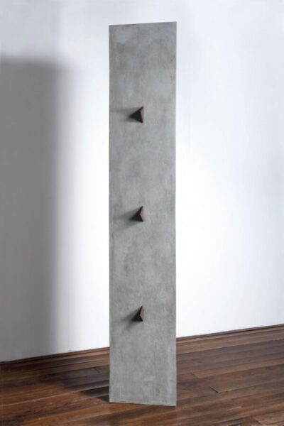 Mauro Staccioli, Senza titolo, 1975, cemento e punte in acciaio corten, 220x39x41 cm. Courtesy Associazione Archivio Mauro Staccioli