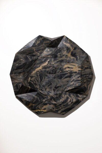 Vincenzo Marsiglia, Fold Star Marble, 2021, marmo Explosion Blue, diametro 60 cm, Ph Loiic Thébaud 