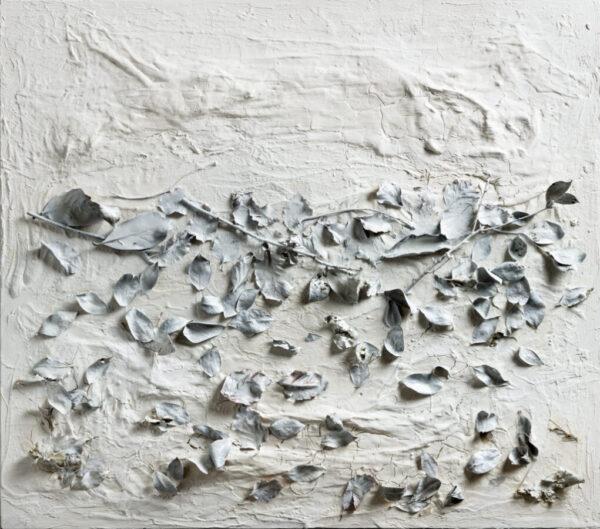 Moglia Paola, Pioggia di foglie su terreno innevato poesia dell'incanto, acrilico bianco su tela,foglie e spray bianco, 90x90 cm, anno 2022